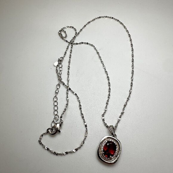 1.3ct Mozambique Garnet with halo of cz diamonds, pendant on a 18" 925 chain! - Picture 2 of 15